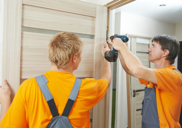 Instaladores colocando una puerta de paso en una vivienda de Valladolid