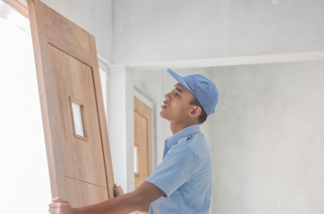 Instalador montando una puerta de paso de madera en Valladolid