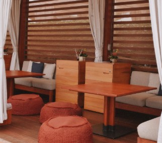 Terraza de hostelería con celosía de madera y cortinas en Laguna de Duero