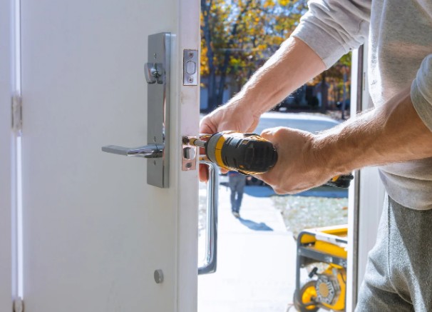Instalación de una puerta de entrada blindada en un chalet de Zaratán