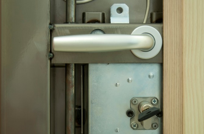 Detalle de la cerradura de seguridad de una puerta blindada instalada en Valladolid