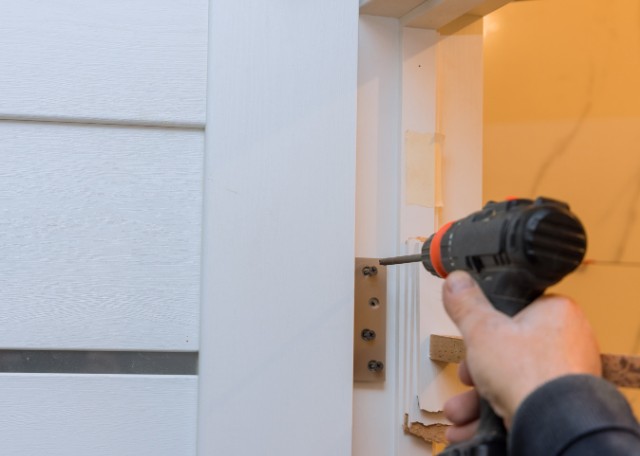 Montaje de una puerta corredera sobre guía en una vivienda de Valladolid