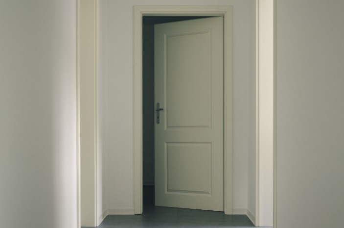 Puertas lacadas blancas instaladas en un piso del centro de Valladolid