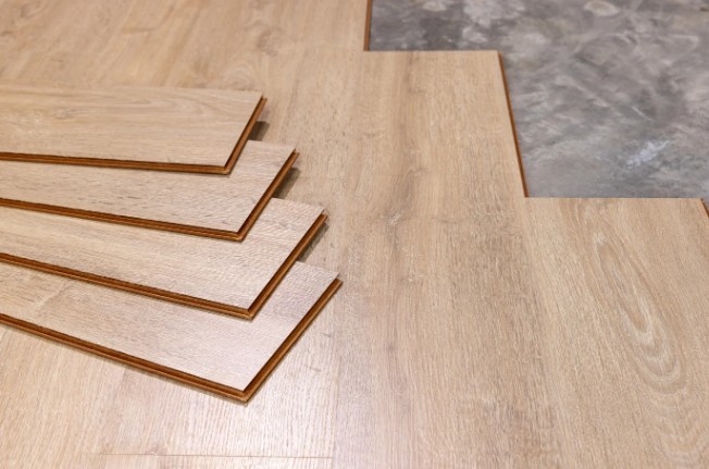 Lamas de suelo laminado certificado para calefacción radiante instaladas en Valladolid