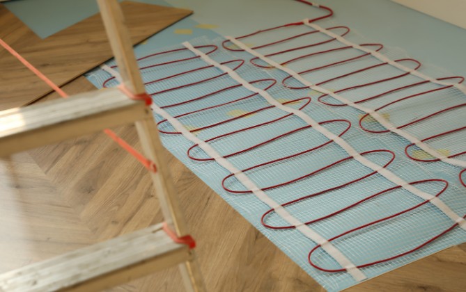 Instalación de manta de calefacción radiante bajo el pavimento de una vivienda en Zaratán